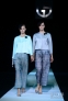 9月23日，在意大利米兰时装周上，模特展示乔治·阿玛尼2013春夏系列新款服饰。新华社/法新