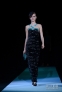 9月23日，在意大利米兰时装周上，模特展示乔治·阿玛尼2013春夏系列新款服饰。新华社/法新
