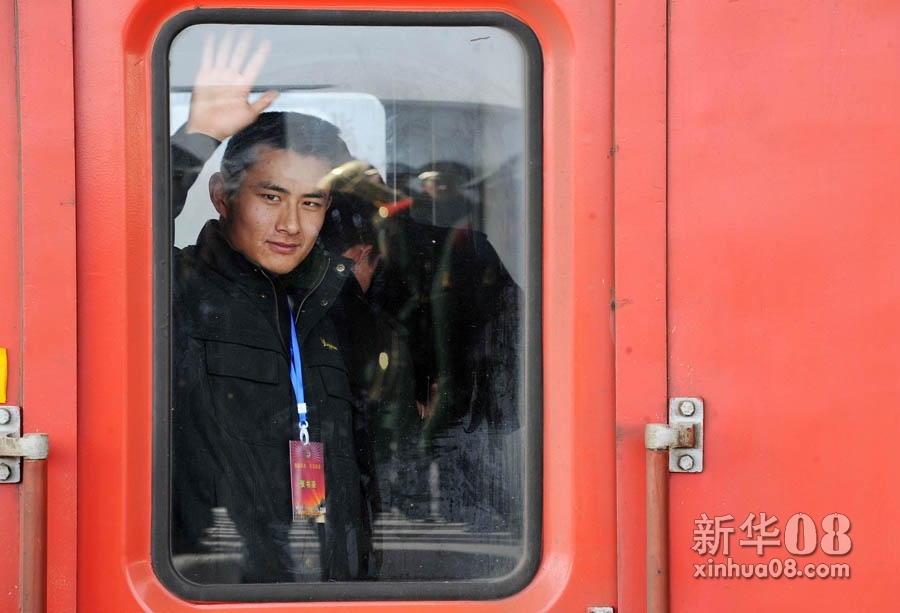 千余名退伍老兵告别军营,告别战友,踏上返乡列车