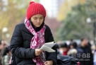 11月25日，济南考生在开考前抓紧时间备考。新华社发（崔健 摄） 