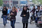11月25日，考生在上午考试结束后走出广西南宁市十四中琅东校区考点。新华社记者 周华摄 