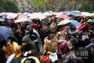 11月25日，在南京林业大学考点，考生们冒雨进场参加考试。新华社发（王新 摄） 