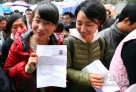 11月25日，在南京林业大学考点，两名考生面带笑容进场参加考试。新华社发（王新 摄） 