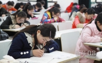 11月25日，南京林业大学考点考生在答题。新华社发（刘建华 摄） 