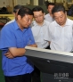 2008年7月29日，罗阳（左）在生产车间。新华社发  