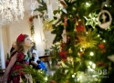 11月28日，在美国首都华盛顿白宫，一个来自弗吉尼亚州的女孩观看圣诞树装饰。当天，美国白宫2012年圣诞节装饰全部完成。包括54棵圣诞树在内的装饰工作均由来自美国各州的85名志愿者进行。 新华社照片，华盛顿，2012年11月28日 新华社记者张军摄
