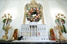 这是11月28日在美国首都华盛顿白宫拍摄的重136公斤的姜饼“白宫”。当天，美国白宫2012年圣诞节装饰全部完成。包括54棵圣诞树在内的装饰工作均由来自美国各州的85名志愿者进行。新华社照片，华盛顿，2012年11月28日 新华社记者张军摄