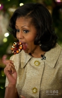 11月28日，在美国华盛顿白宫，第一夫人米歇尔·奥巴马品尝和孩子们一起做的棒棒糖。当日，美国白宫2012年圣诞节装饰全部完成。新华社照片，法新，2012年11月29日 新华社/法新
