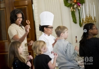 11月28日，在美国首都华盛顿白宫，美国第一夫人米歇尔·奥巴马（左一）带着孩子们制作圣诞糖果。当天，美国白宫2012年圣诞节装饰全部完成。包括54棵圣诞树在内的装饰工作均由来自美国各州的85名志愿者进行。 新华社照片，华盛顿，2012年11月28日 新华社记者张军摄 