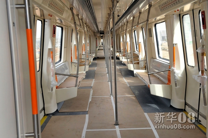 11月29日拍摄的郑州地铁一号线首列列车车厢.  新华社发(丁友明 摄)