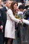 图为凯特王妃抵达剑桥参议院受到欢迎。新华社/西霸