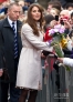 图为凯特王妃抵达剑桥参议院受到欢迎。新华社/西霸