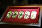 2012年11月30日至12月3日，第八届北京国际金融博览会将在北京展览馆召开。图为蛇年生肖纪念章 新华08网钟奕摄