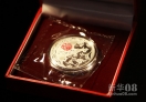 2012年11月30日至12月3日，第八届北京国际金融博览会将在北京展览馆召开。图为蛇年生肖纪念章 新华08网钟奕摄