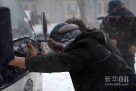 12月4日，在东方红的街道上，人们在推一辆陷在雪里的卡车。新华社记者王凯摄  