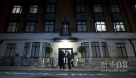 新华社照片，美联，2012年12月4日 12月3日，英国警察站在伦敦市中心的爱德华七世医院门口。新华社/美联  