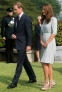 这是9月13日英国王子威廉（左）和王妃凯特游览新加坡时的资料照片。