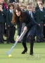 这是11月30日凯特王妃在英国潘本的圣安德鲁斯学校访问时和学生们一起打曲棍球的资料照片。