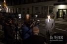 新华社照片，路透，2012年12月4日 12月3日，电视记者在英国首都伦敦市中心的爱德华七世医院门口进行报道。新华社/路透 