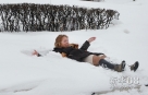 12月4日，在俄罗斯首都莫斯科，一名女孩在雪地里玩耍。11月28日起，俄部分地区开始持续强降雪，降雪范围覆盖莫斯科及其周围、俄罗斯西北地区、乌拉尔山以南地区等。近几天的大雪是莫斯科数十年不遇的强降雪，莫斯科3天降雪量就达到往年总降雪量的六分之一，积雪厚度达到35厘米。新华社/法新