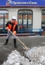 12月4日，在俄罗斯首都莫斯科，一名工作人员清扫路面积雪。新华社/路透