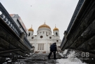 12月4日，一名俄罗斯市政工人清扫莫斯科街道上的积雪。新华社/法新
