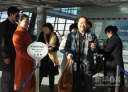 新华社照片，北京，2012年12月5日 12月5日，莫言（前右）在北京首都国际机场准备登机。新华社发（马儒壮 摄） 