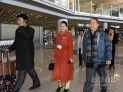 新华社照片，北京，2012年12月5日 12月5日，莫言（前右一）在北京首都国际机场准备登机。新华社发（马儒壮 摄） 