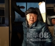 12月5日，莫言在北京首都国际机场准备登机。（新华社记者金良快摄） 