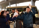 12月5日，莫言在北京首都国际机场贵宾室前挥手说：“阳光灿烂，感受很好”。新华社记者金良快摄