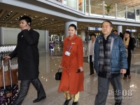 12月5日，莫言（前右一）在北京首都国际机场准备登机。新华社记者金良快摄