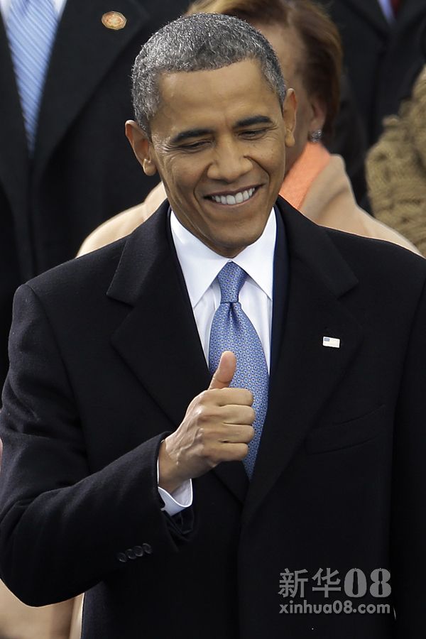  1月21日，在美国华盛顿，美国总统奥巴马在总统就职典礼上竖起大拇指。新华社照片，美联，2013年1