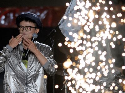 5月10日，马云在淘宝十周年庆祝晚会上演唱时抛“飞吻”。