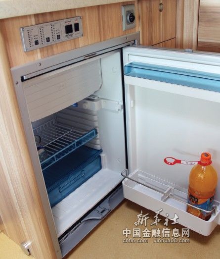 纤巧实用的冰箱，存储饮料或者食材都很不错