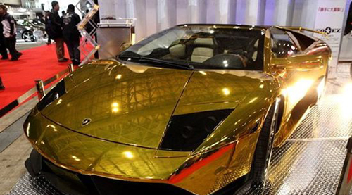 迪拜土豪750万美金买纯金豪车模型