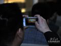 新华上海贵金属交易中心挂牌仪式暨国家价格研究院（上海）贵金属研究所揭牌仪式25日在上海举行。在座观众用手机记录下这一刻。中国金融信息网 钟奕 摄