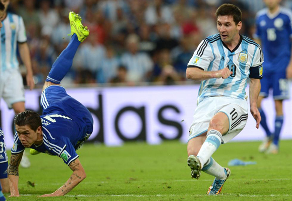 阿根廷队球员梅西起脚射门瞬间