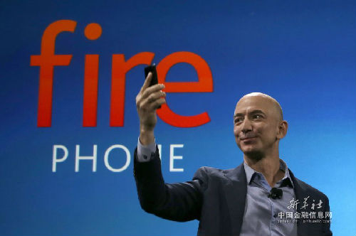  6月18日，在美国西雅图，亚马逊公司首席执行官杰夫·贝索斯展示亚马逊发布的首款智能手机。新华社/美