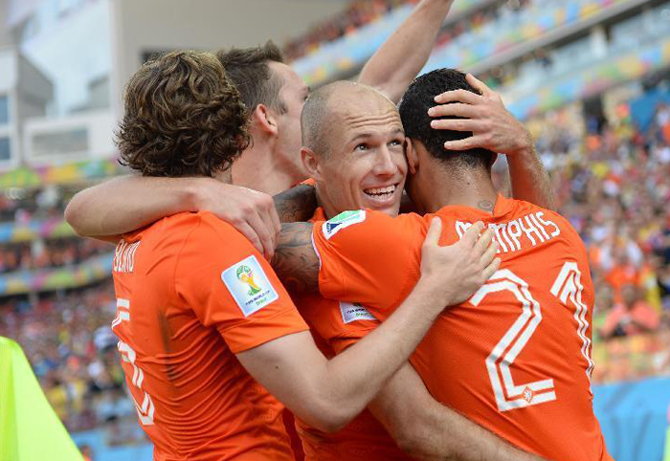 荷兰队球员孟·德佩（21号）进球后与队友庆祝