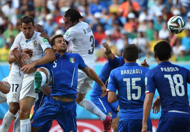 乌拉圭队球员迭·戈丁（中）头球破意大利球门得分