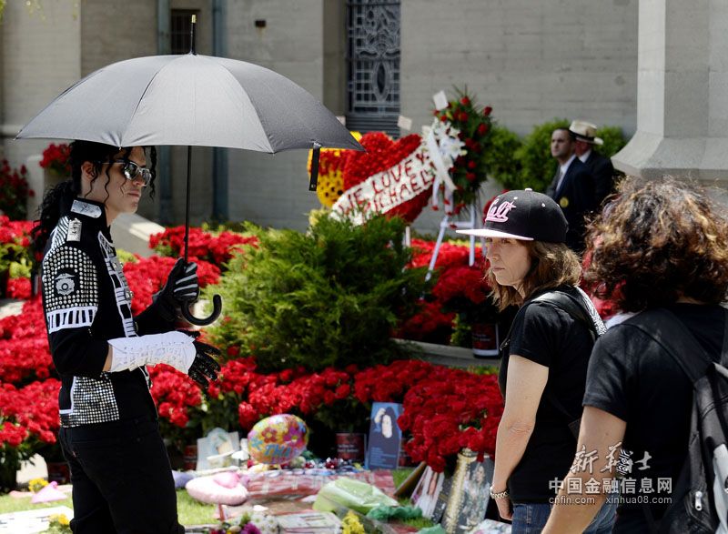 歌迷纪念迈克尔·杰克逊离世五周年