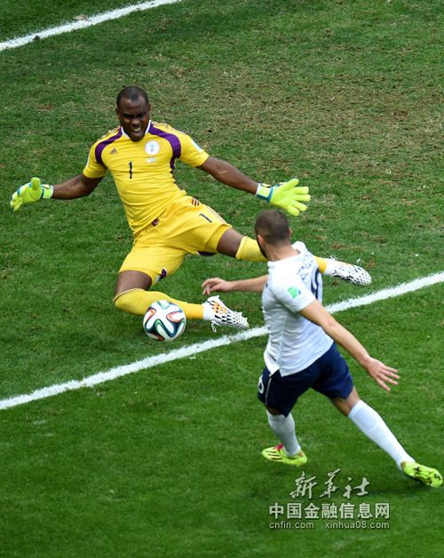 6月30日，尼日利亚队门将文·恩耶亚马（左）破坏掉法国队球员卡·本泽马的进攻。