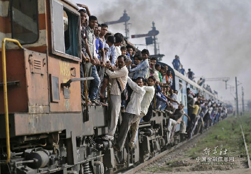  7月8日，在印度洛尼，乘客搭乘一列超载的火车出行。新华社/路透