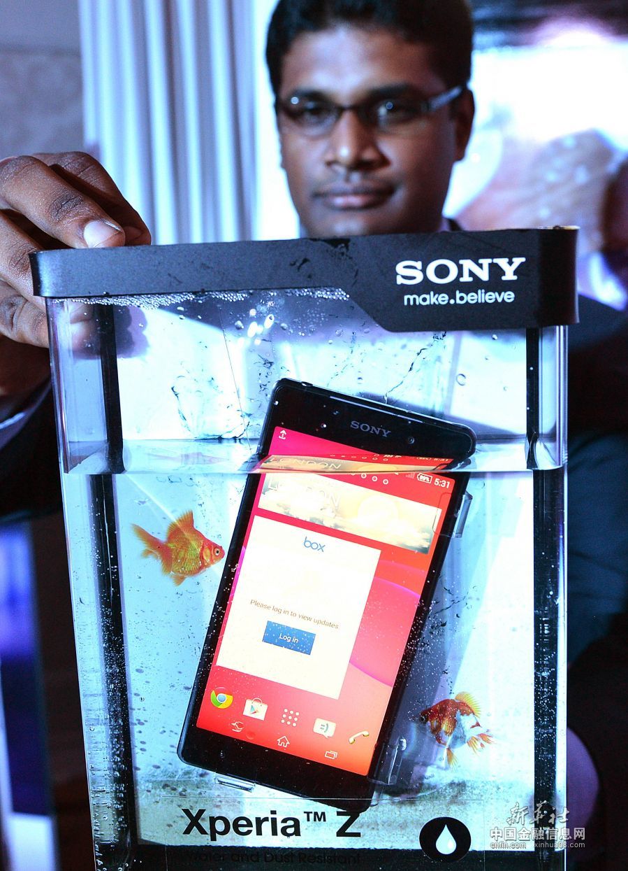 7月22日，在斯里兰卡科伦坡，一名男子将索尼Xperia Z2智能手机置于水中，以展示其防水性能。新
