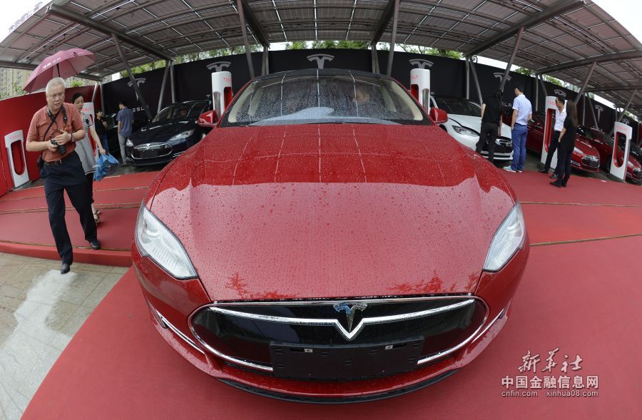 7月24日，向首批车主交付的特斯拉Model S电动轿车。新华社记者 韩传号 摄 