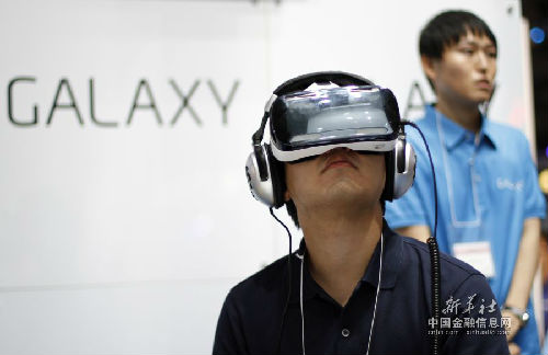 9月18日，在日本千叶幕张，一名参观者体验三星公司的虚拟现实设备。新华社/美联 