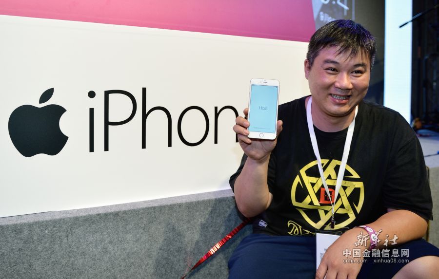 9月26日零时许，在台北一家电信公司举办的iPhone 6首卖会上，排在第一位的上班族陈先生展示他为