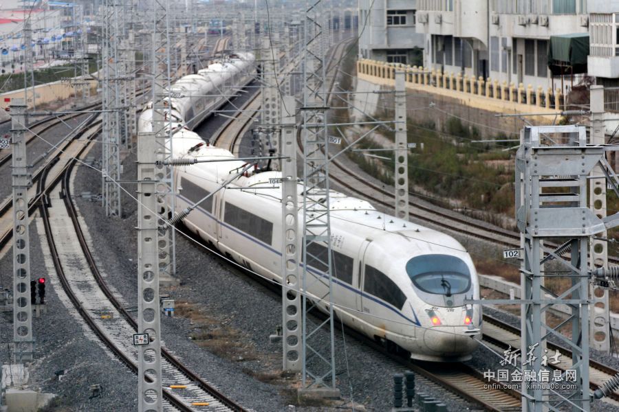 10月28日，一列北车生产的380BL高铁动车组列车行驶在胶济铁路青岛段。新华社发（黄杰显 摄）