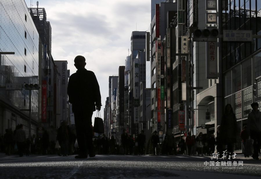 11月16日，一名男子走在日本东京银座商业区的街道上。新华社/路透  