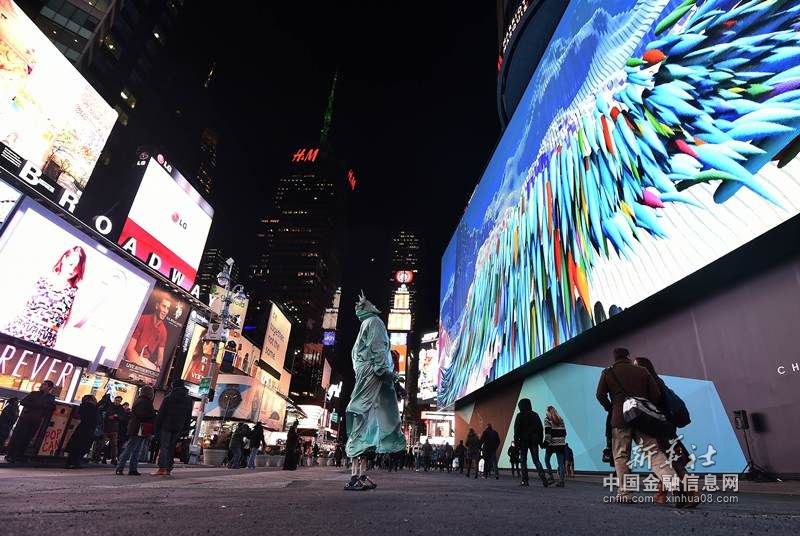 巨幅电子广告牌亮相纽约时报广场
